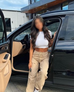 Көк шашты секс Брюнетканың шоколадты тесіктерінің жақыннан түсірілген фотосы